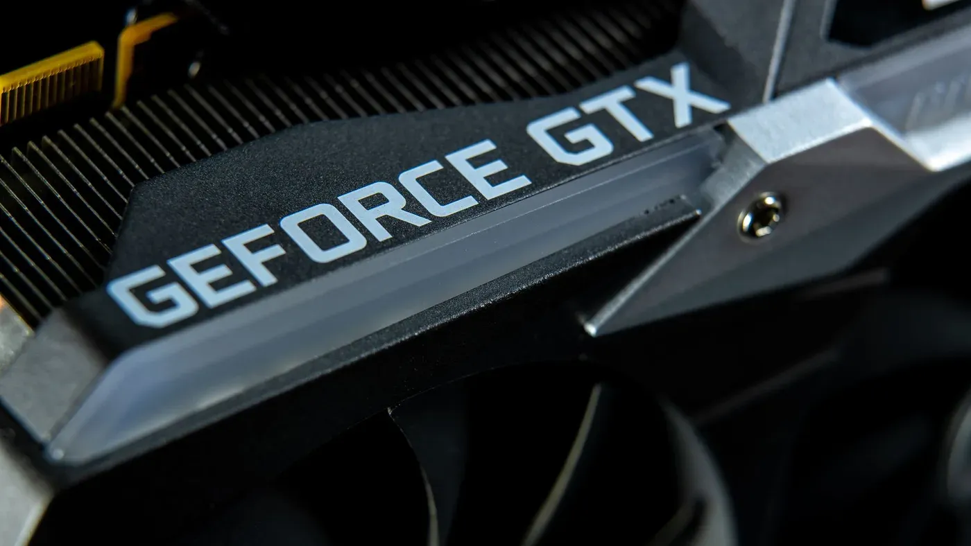 Närbild på ett GeForce GTX-grafikkort med synliga komponenter.