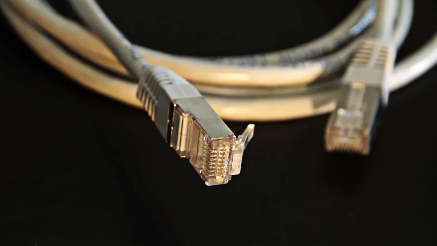 Närbild på en Ethernet-kabel mot svart bakgrund.