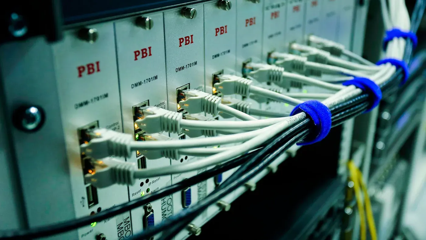 Ethernet-kablar anslutna till en switchpanel i ett datacenter.