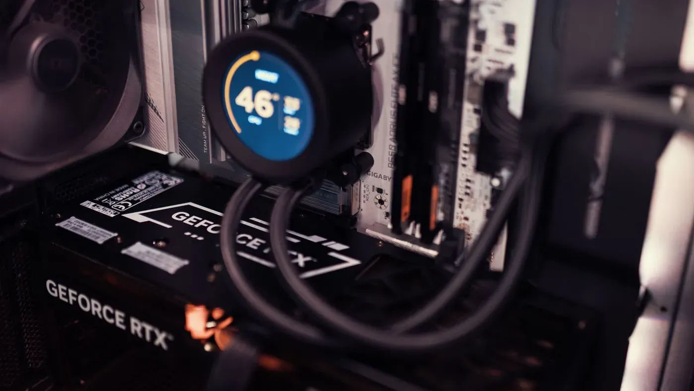 Insidan av en speldator med grafikkort av typen GeForce RTX och kylsystem