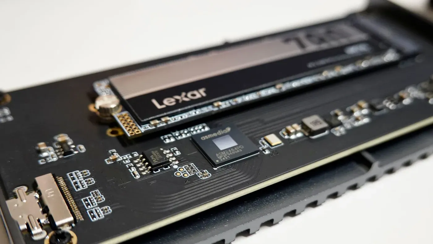 Närbild på en Lexar NVMe-SSD monterad på ett kretskort.