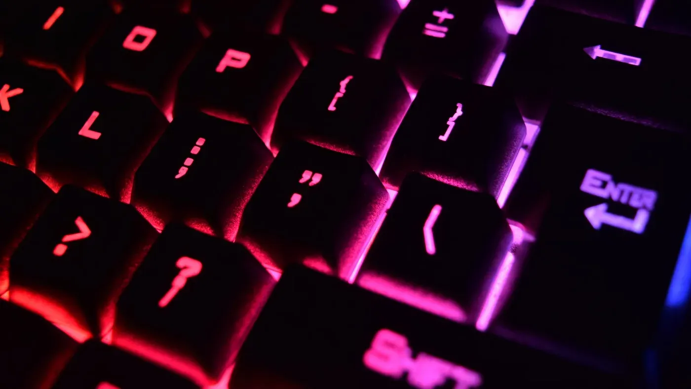 Närbild på ett modernt mekaniskt tangentbord med RGB-belysta tangenter.