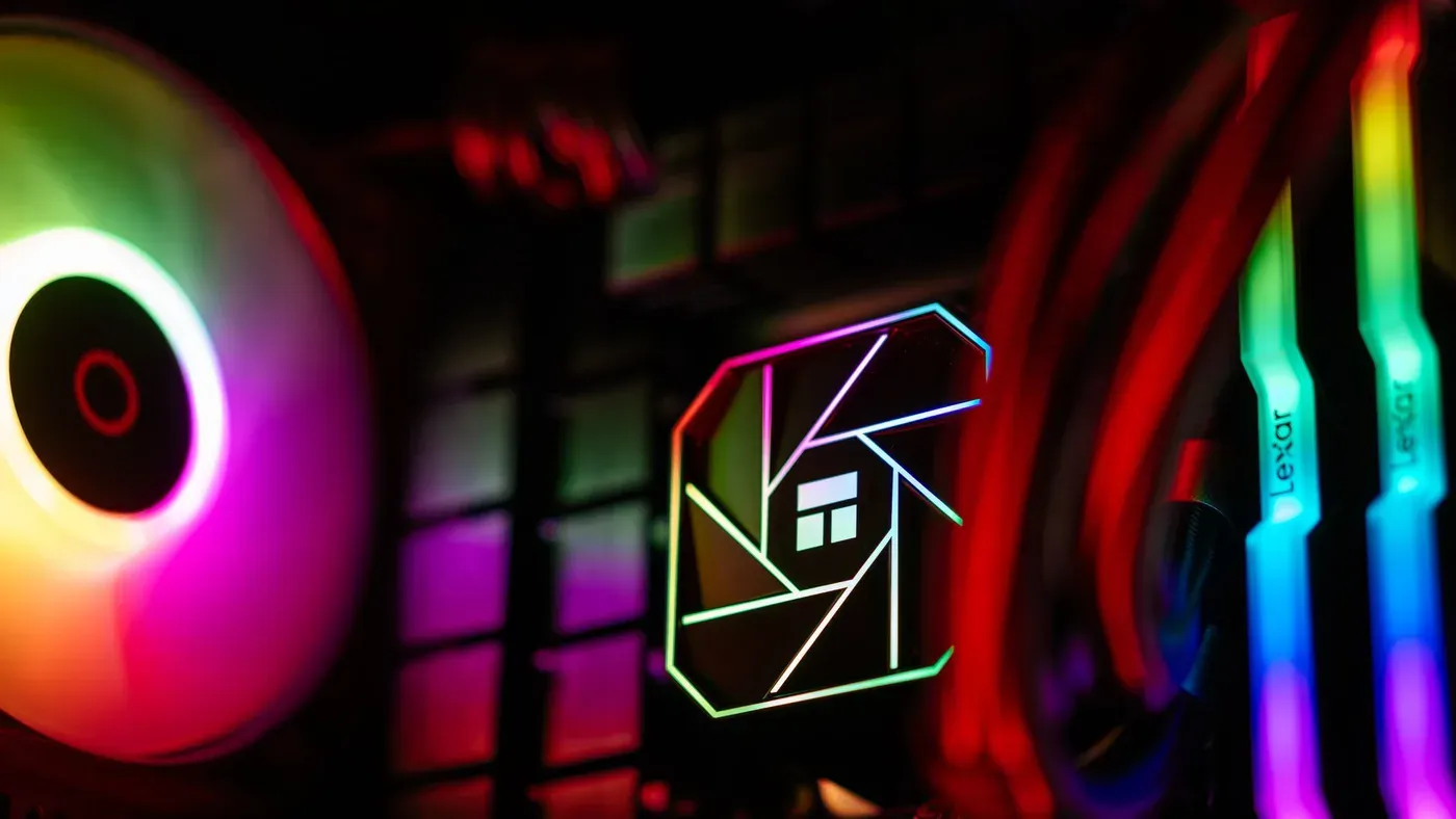 Närbild på färgglad RGB-belysning inuti en gamingdator.