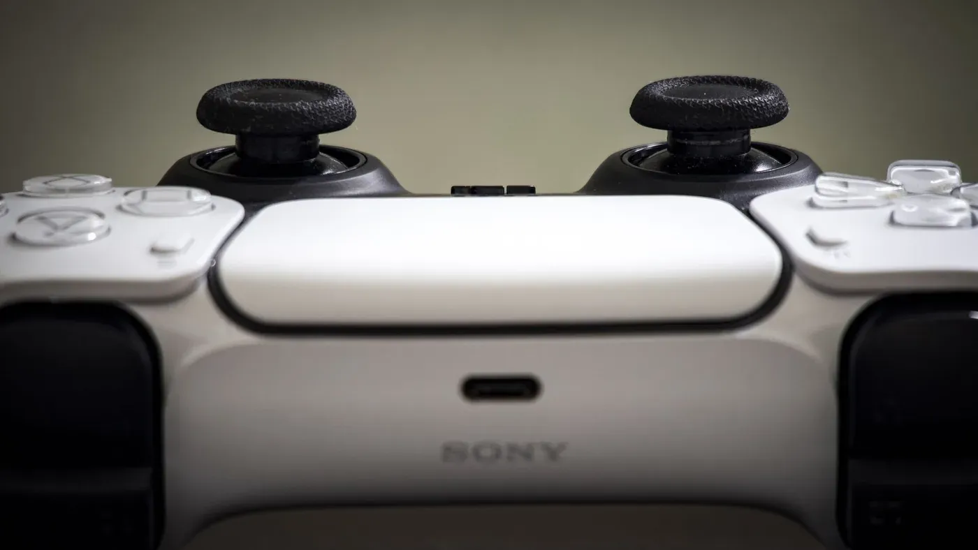 Detaljbild på en Playstation 5 DualSense-handkontroll.