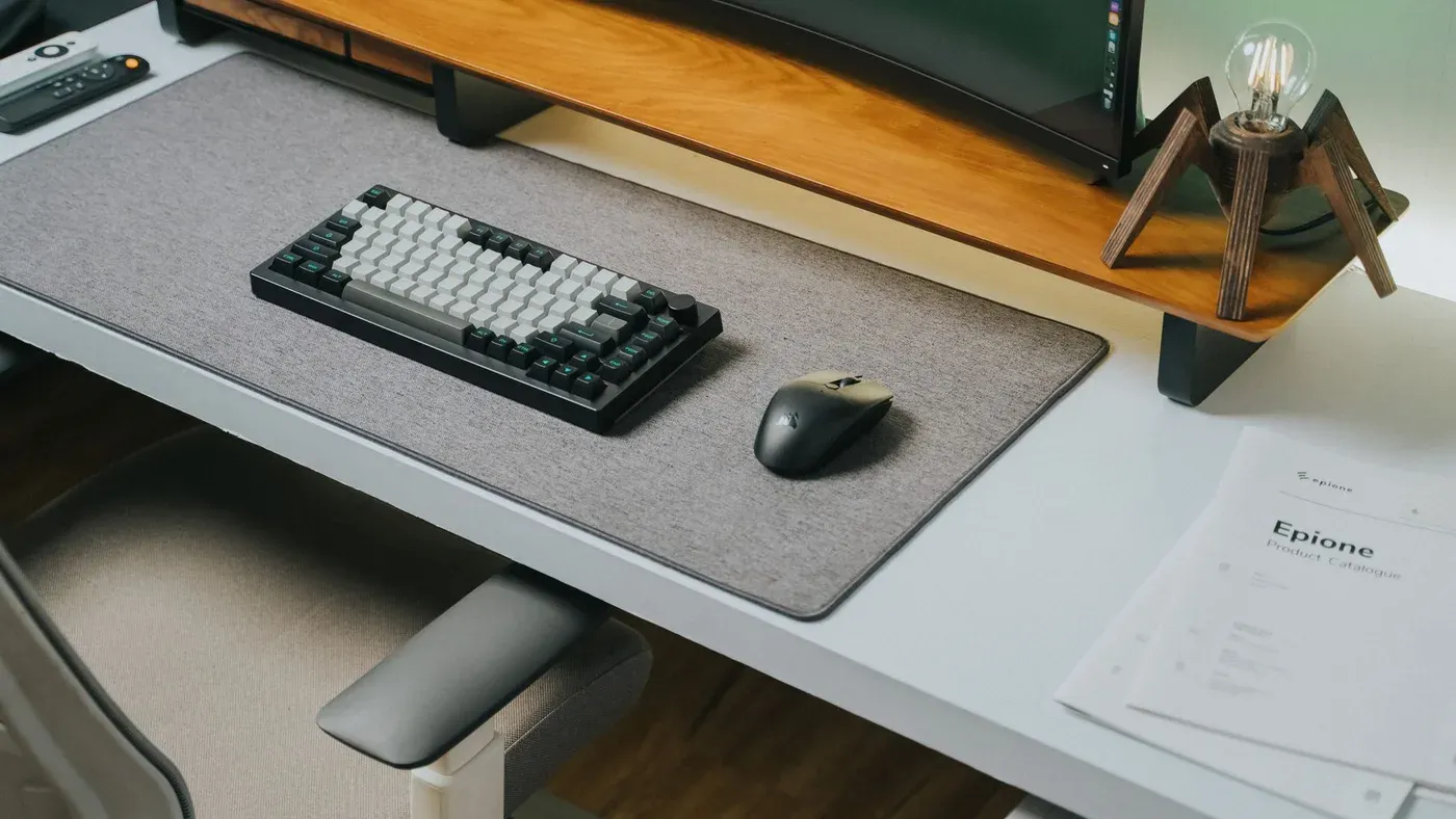 Skrivbord med trådlöst tangentbord, mus och modern inredning.