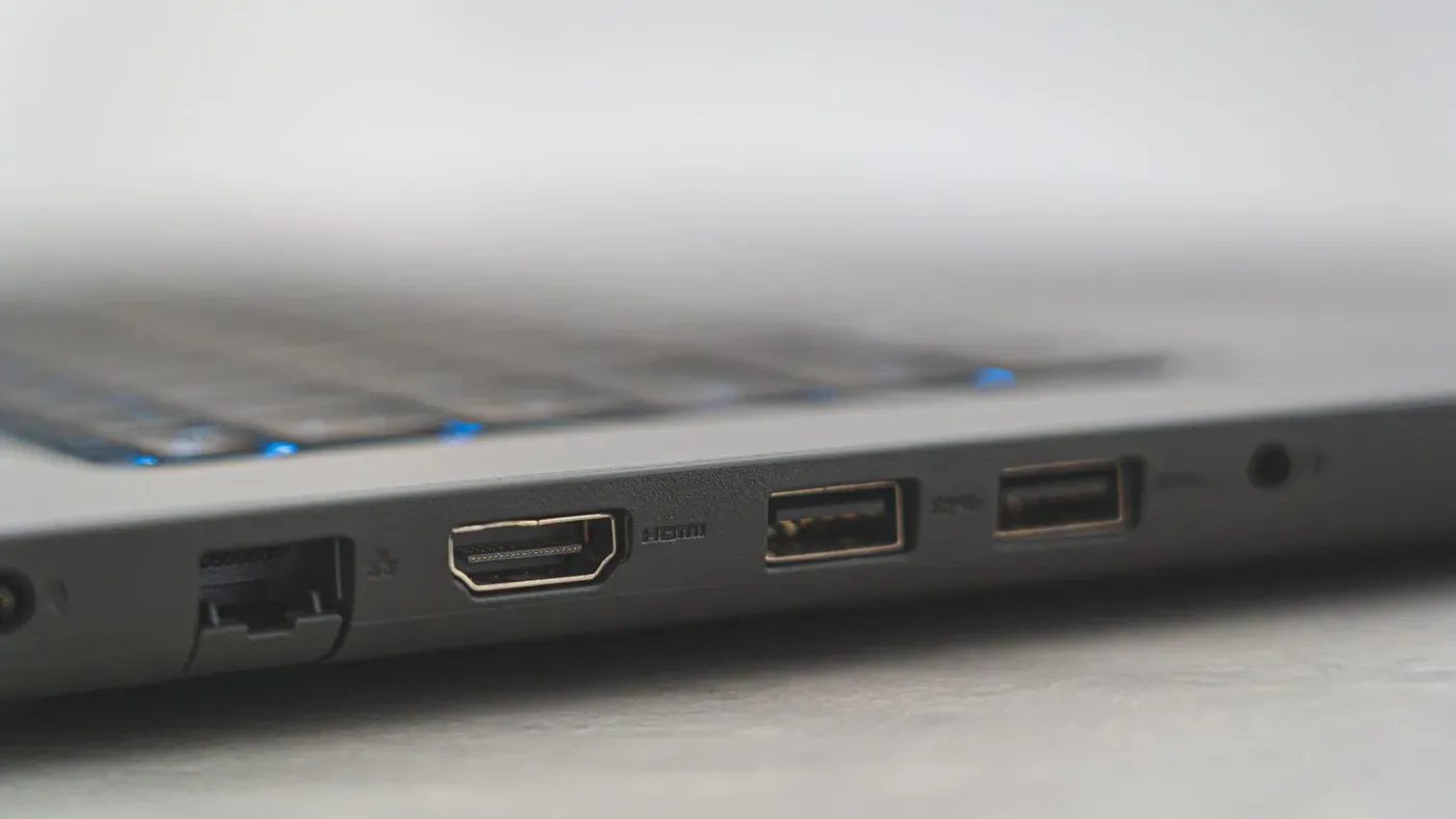 Närbild på en bärbar dators portar, bland annat HDMI, USB och Ethernet.
