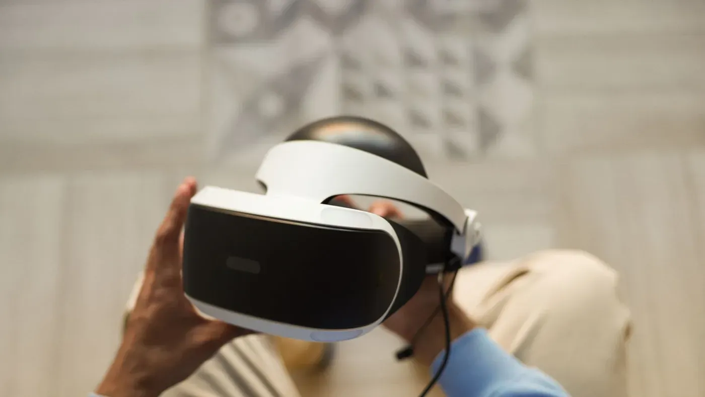 Händer håller i ett VR-headset.